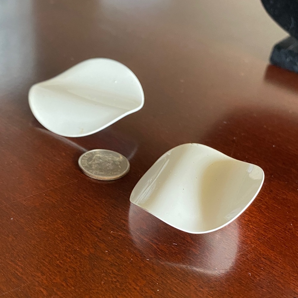 Vintage 1980’s Wavy White Earrings